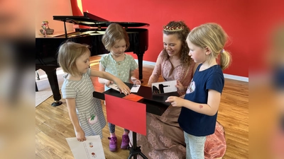 Dornröschen unterstützt die Kinder beim Puzzlespiel für die Gruppeneinteilung des Instrumentenkarussells. (Foto: Musikschule Hofgeismar)
