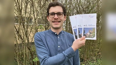 Gerald Baumann, Touristikmanager beim Landkreis Kassel, freut sich den neuen Flyer zu den „Hör‘ mal!-Audiotouren im Landkreis Kassel“ zu präsentieren.  (Foto: Landkreis Kassel)