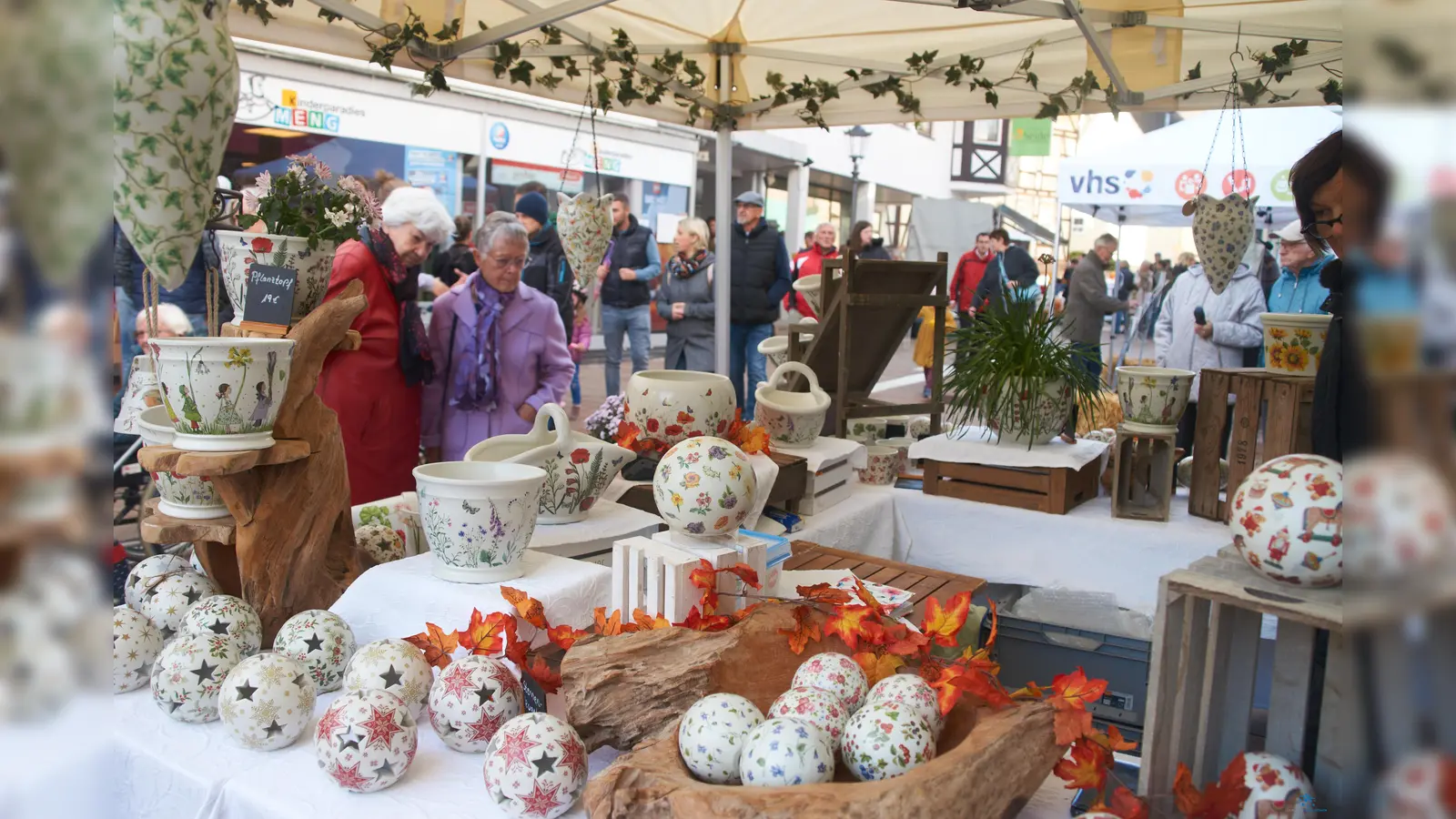 An über 30 Marktständen fanden die Besuchern des Herbstmarktes ein herbstliche geprägtes Angebot an Kunsthandwerk, Leckereien, Information und saisonalen Artikeln. (Foto: Stefan Bönning)