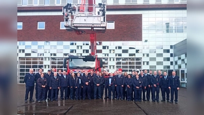 Die Teilnehmerinnen und Teilnehmer beim Besuch der Brandweer Gelderland-Midden in den Niederlanden. (Foto: privat)
