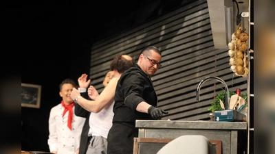 Auf der Bühne geht es turbulent zu, aber La-Casa-Küchenchef Ronny De Micheli bleibt gelassen.  (Foto: Kulturgemeinschaft)