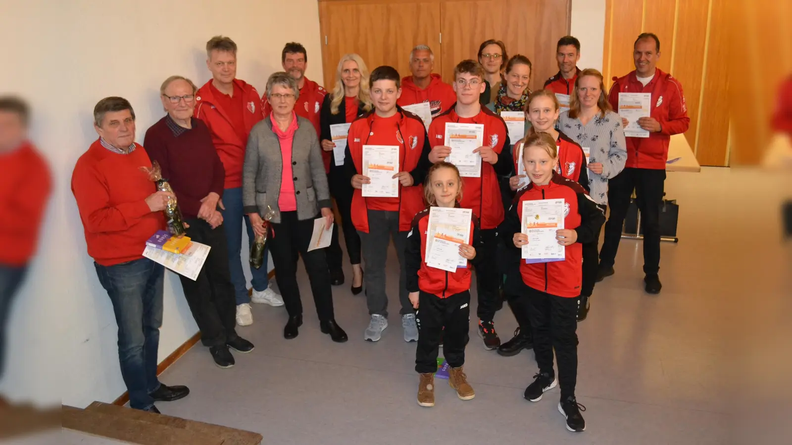 Erfolgreiche Teilnehmerinnen und Teilnehner und der 1.Vorsitzende K. Krohne der Sportabzeichen Aktion 2022.<br> (Foto: TSV/Freitag)