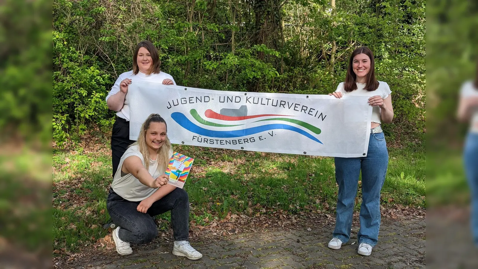 (v.l.) Jessica Strakosch, Laura Neils und Sarah Steinsiek laden ein zu Rätselspaß und Hip-Hop. (Foto: Jugend- und Kulturverein Fürstenberg e. V.)