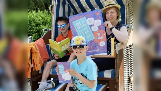 Nico (l.) und Iljan Rech freuen sich zusammen mit ihrer Mutter auf das sommerliche Lesevergnügen. (Foto: Bücherei Beverungen)