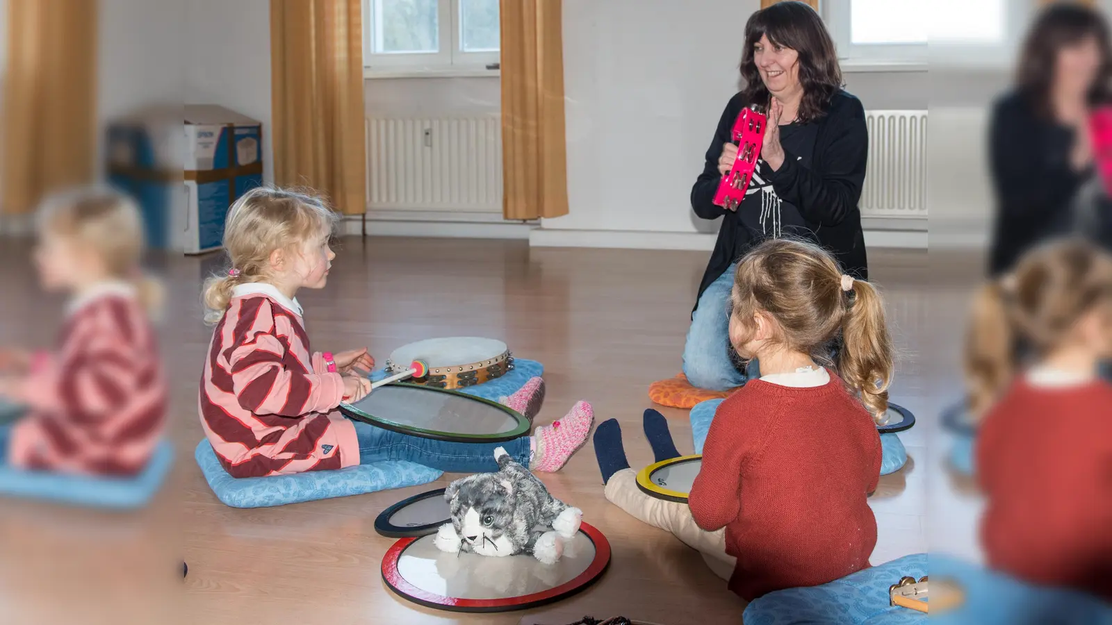 Musikschullehrerin Dorothea Kröger erkundet gemeinsam mit den Kindern die Welt der Musik. (Foto: Musikschule Bad Karlshafen)