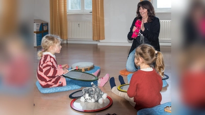 Musikschullehrerin Dorothea Kröger erkundet gemeinsam mit den Kindern die Welt der Musik. (Foto: Musikschule Bad Karlshafen)