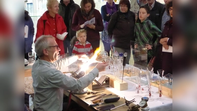 Viele interessierte Zuschauer beim Glasblasen im Immenhauser Glasmuseum. (Foto: D.Ruhlig-Lühnen)