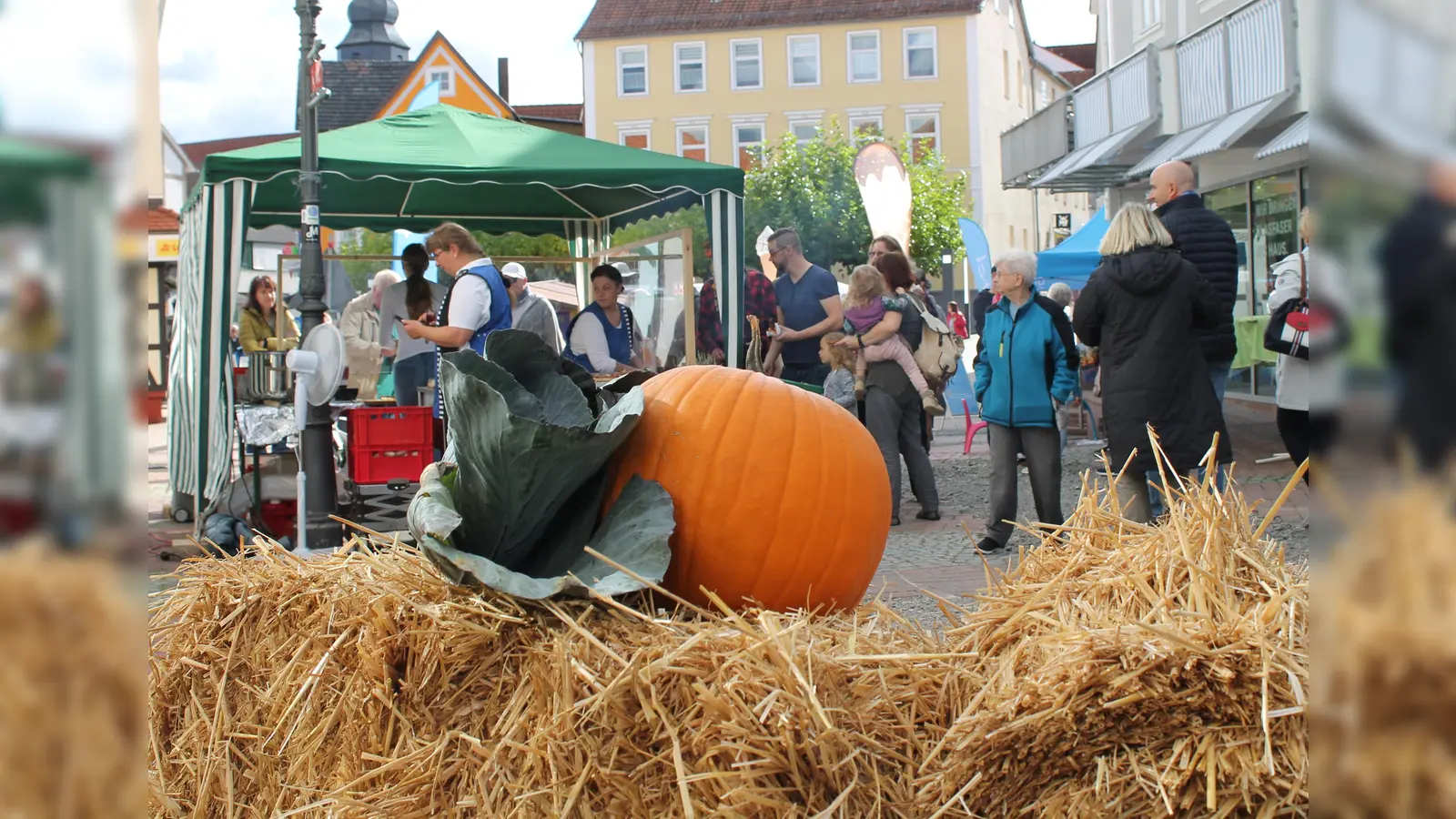 Herbstlich geschmückt lädt die Dornröschenstadt am Sonntag zum traditionellen Herbstmarkt ein. Neben zahlreichen Marktständen haben die Fachgeschäfte in der Innenstadt geöffnet. (Foto: Archiv)