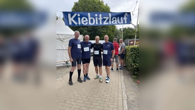 Sportlich ging es um den Kiebitz-See (v.l.): Detlef Sarrazin, Christan Hartmann, Bürgermeister Stephan Bawey und Jörn Becker. (Foto: Hansestadt Warburg)