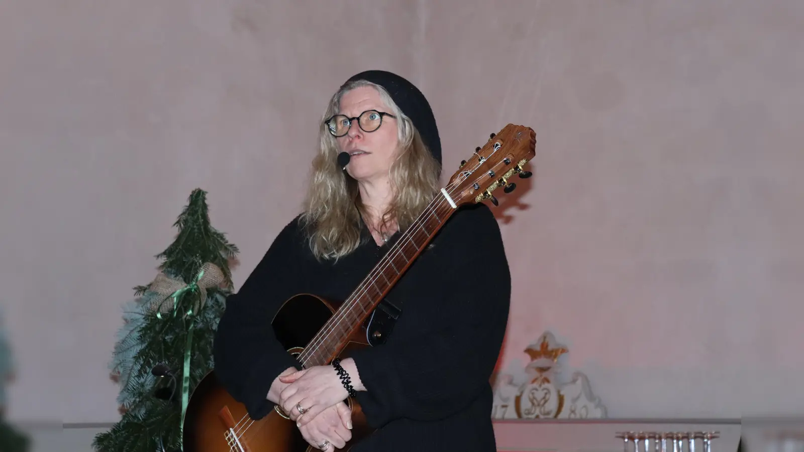 Lieder für die Seele verzauberten das Publikum: Anja Glänzer war in der ev. Kirche in Hümme zu Gast. (Foto: privat)
