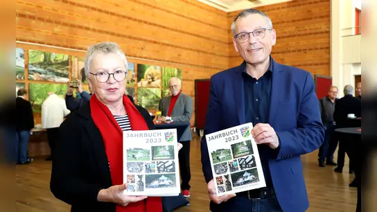 Landrat Andreas Siebert und Anne Riedel, Leiterin des Redaktionsteams, stellten das Jahrbuch 2023 vor.  (Foto: Landkreis Kassel)