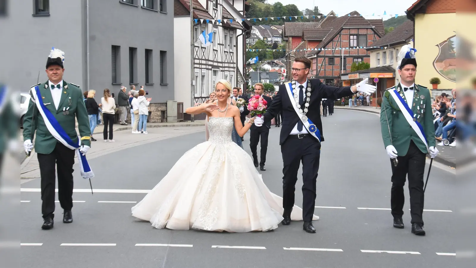 Das Königspaar Judith und Alexander Mikus führte den Festzug an. (Foto: Peter Vössing)