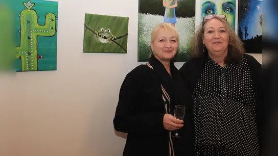 Die Ausstellung der beiden Künstlerinnen (v.l.) Beate Grandjot und Alex Vöpel ist zu den Öffnungszeiten des Generationenhauses Bahnhof Hümme noch bis Februar 2023 zu sehen. (Foto: Inge Seidenstücker)