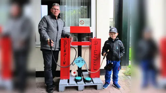 Matteo und sein Opa Hermann mit der selbstgebauten Tankstelle. (Foto: Foto: KiTa Karlchen)