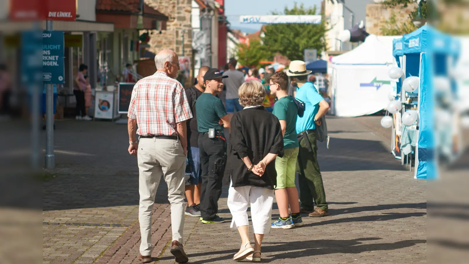 Die Stadt Immenhausen beendete ihre Veranstaltungsreihe zum 900-jährigen Stadtjubiläum mit einer Aktionsmeile. Bereits zu Beginn waren schon viele Besucher auf der Meile unterwegs und entdeckten das vielfältige Angebot. (Foto: Stefan Bönning)
