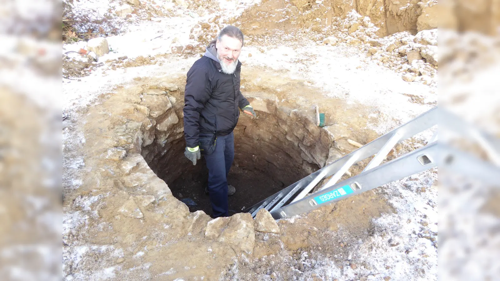 Grabungstechniker Udo Granzin legt den Brunnen im Hinterhof frei. (Foto: LWL-AfW/S. Spiong)