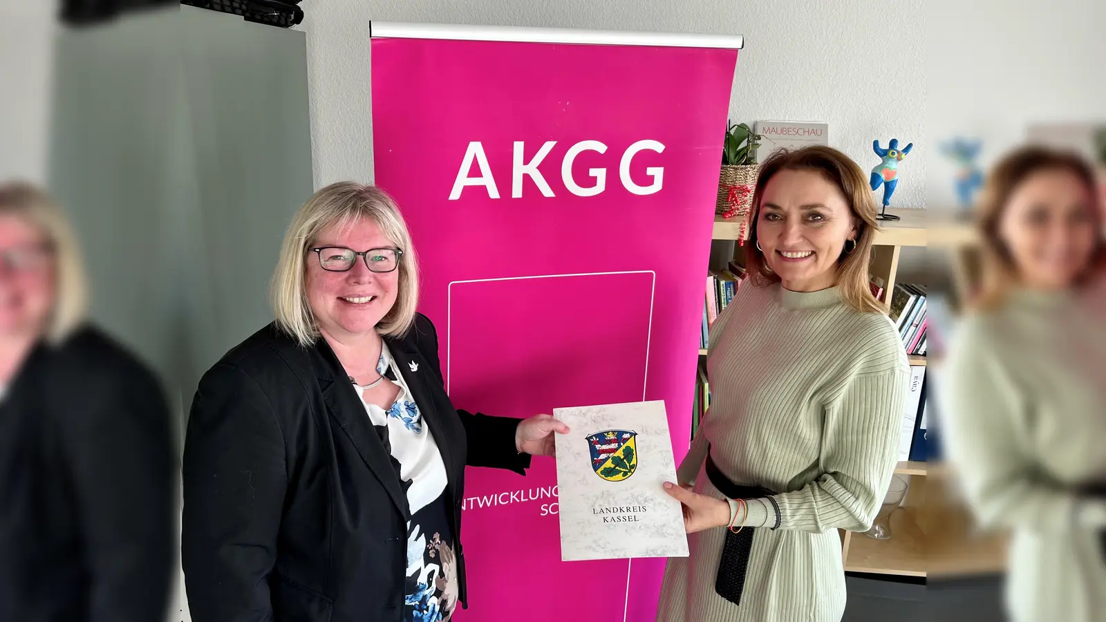 Vizelandrätin und Sozialdezernentin Silke Engler (li.) übergab eine Förderung in Höhe von 12.500 Euro für das Beratungszentrum des AKGG.  (Foto: A. Shuhaiber/LK)