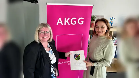 Vizelandrätin und Sozialdezernentin Silke Engler (li.) übergab eine Förderung in Höhe von 12.500 Euro für das Beratungszentrum des AKGG.  (Foto: A. Shuhaiber/LK)