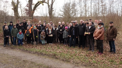 Die fleißigen Teilnehmer der Baumpflanzaktion des Schützenbezirks Hofgeismar im Tierpark Sababurg. (Foto: privat)