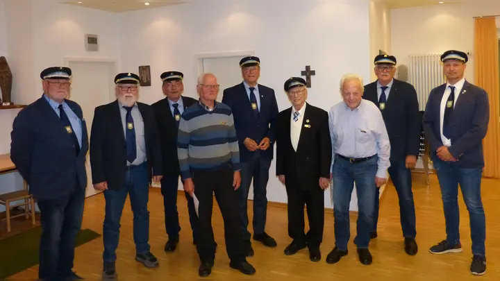 Der Vorstand mit der Majestät Peter Multhaup sowie den geehrten Mitgliedern.  (Foto: St. Michael Würgassen)
