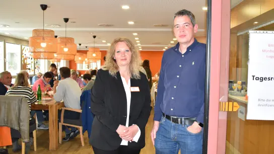 Die Pflegedienstleiterin Maike Struck und Mirko Sippel (Leiter von ascleon Care) freuten sich über das große Interesse beim Tag der offenen Tür.  (Foto: brbs)