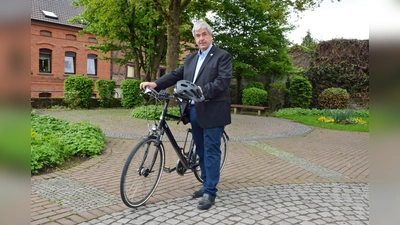 Bürgermeister Hermann Temme wirbt in Brakel für eine Teilnahme am Stadtradeln. (Foto: Stadt Brakel)