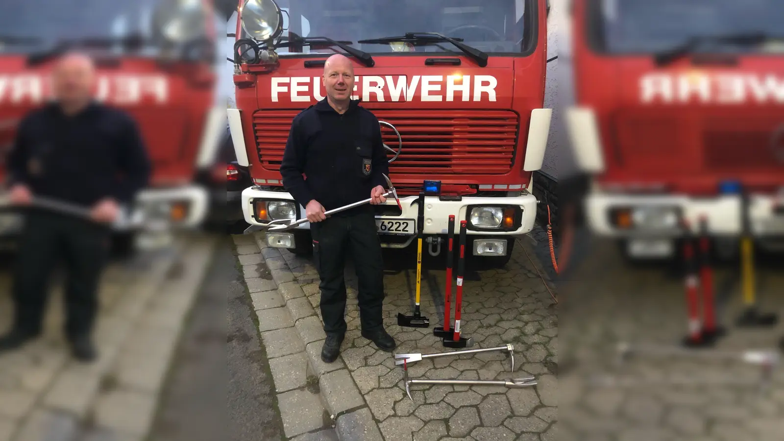 Gerätewart Georg Damian mit den neuen Geräten vor dem vorübergehend zur Verfügung gestellten Ersatzfahrzeug. (Foto: Foto: privat)