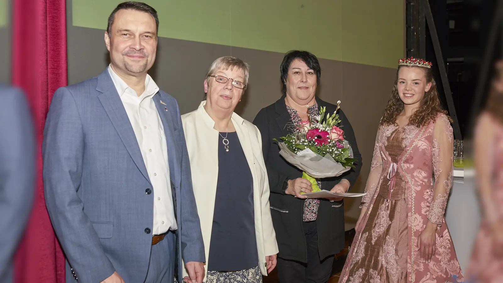 Der Bürgerpreis der Stadt Hofgeismar wurde in diesem Jahr an Maryvonne Jacq (2.v.r.) verliehen. (Foto: Stefan Bönning)
