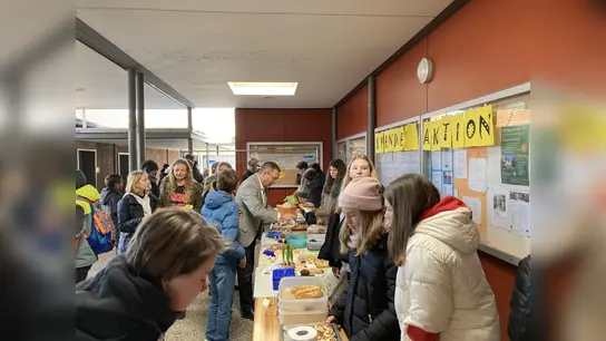 Schüler verkauften selbst gebackenen Kuchen. (Foto: privat/Schenk)
