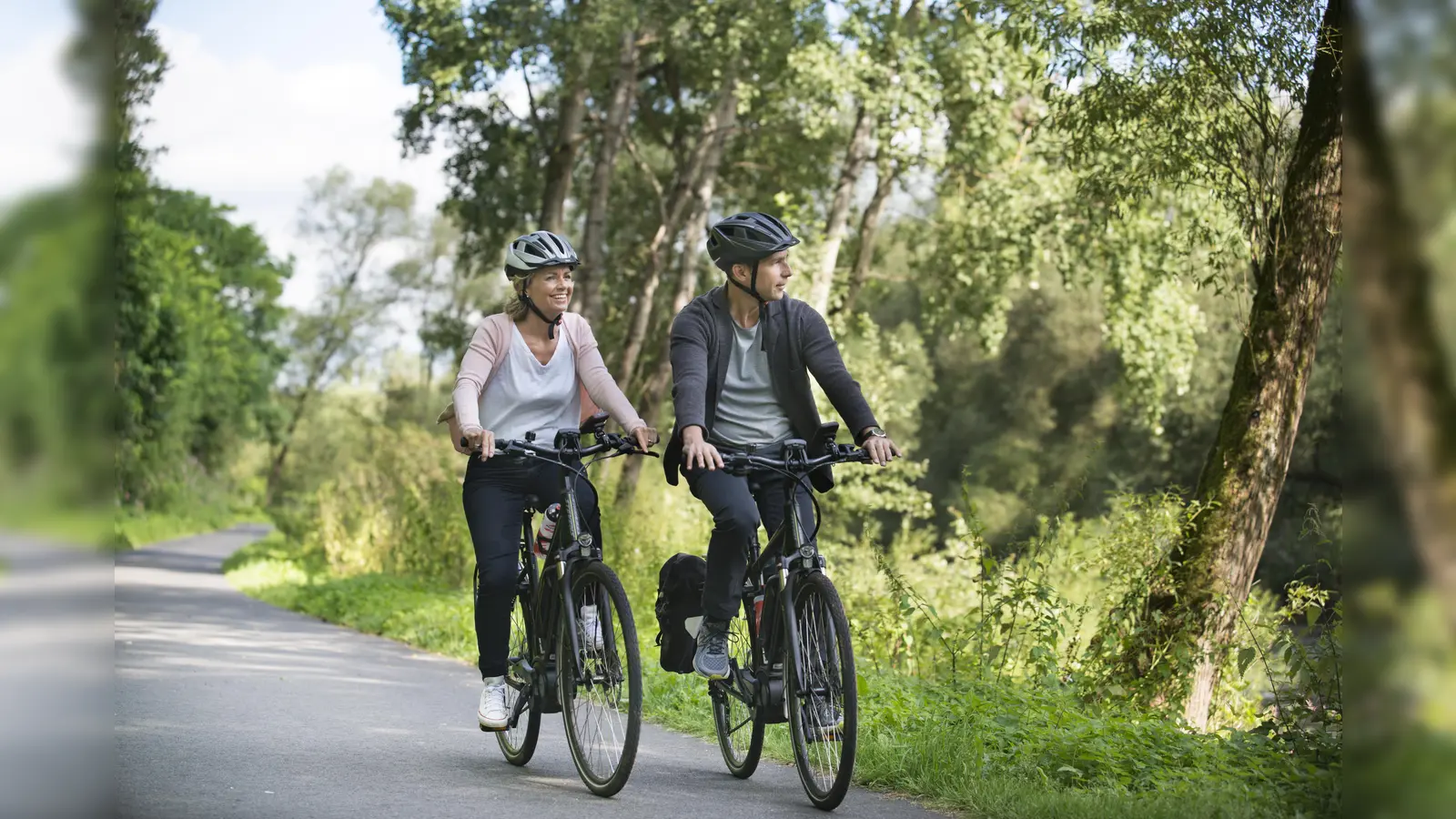 Der Märchenland- Radrundweg ist mit dem E-Bike sehr gut zu meistern. Auch an der Fulda geht es entlang. (Foto: GrimmHeimat NordHessen)