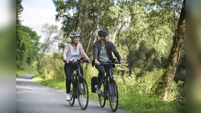 Der Märchenland- Radrundweg ist mit dem E-Bike sehr gut zu meistern. Auch an der Fulda geht es entlang. (Foto: GrimmHeimat NordHessen)