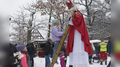 Der Stelzen-Nikolaus war in den Tierpark gekommen und nahm die Wünsche der Kinder entgegen. (Foto: Stefan Bönning)
