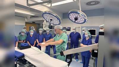 Der Besuch im Operationssaal rundete eine gelungene Präsentation des zertifizierten Endoprothetikzentrums am St. Vincenz Hospital Brakel ab. Foto: Kreis Höxter (Foto: Kreis Höxter)