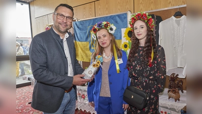 Eine ukrainische Glückspuppe (Motanka) für die Stadt Hofgeismar überreichten Hanna (Mitte) und Maryna Myroshnychenko (rechts) an Bürgermeister Torben Busse. (Foto: Stefan Bönning)