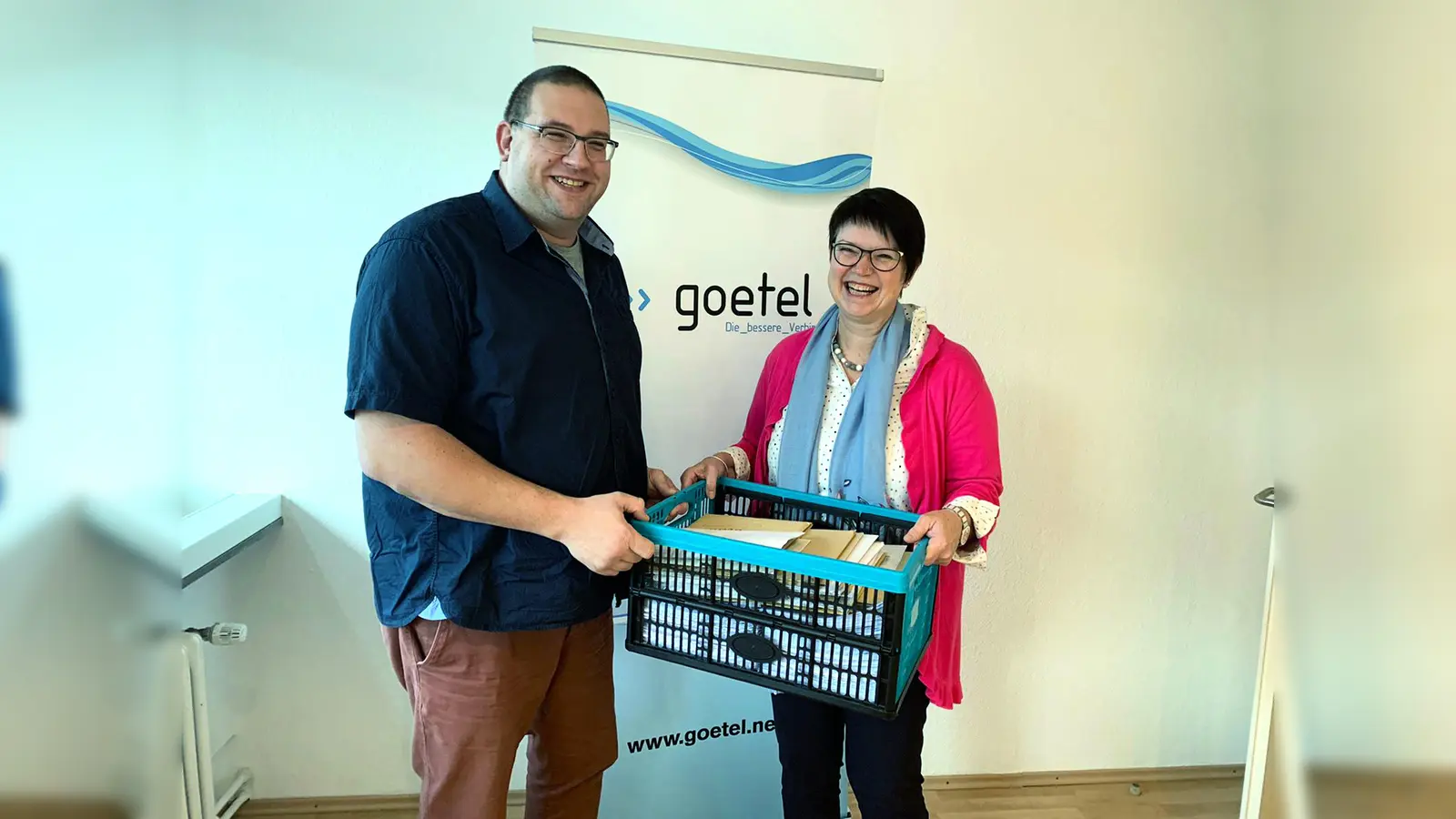 Stefan Finger (Kommunalvertrieb der Göttinger Firma GöTel) nahm die Glasfaser-Anträge der Hombresser von Ortsvorsteherin Regine Bresler entgegen. (Foto: Foto: privat)