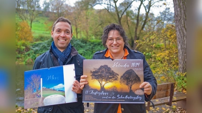 Jan Kolditz und Christiane Sasse präsentieren den neuen Wandkalender 2024 mit Ausflugstipps rund um den Diemeltaler Schmetterlingssteig. (Foto: Sasse)