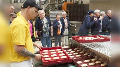 Die Besucher hatten beim Tag der offenen Backstube die Gelegenheit zu erfahren, wie in dem modernen Bäckereibetrieb hochwertige Backwaren entstehen. (Foto: Stefan Bönning)