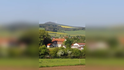 Das Foto mit einem Blick über Westuffeln mit Friedenshügel und ehemaliger Schule (heute Kita) in der Bildmitte Richtung Bergkuppe der Malsburg im Hintergrund ist im Jahresrückblick 2023 enthalten. (Foto: Brunhilde Berndt)