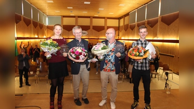 Sie siegten beim 20. Literaturwettbewerb Holzhäuser Heckethaler. (V.l.) Marika Christin Hack, Bernd Großmann, Jürgen de Bassmann und Jan Schauenburg. (Foto: Inge Seidenstücker)