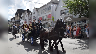 Mit einem Parademarsch präsentierten die Beverunger Schützen den Zuschauern das neue Königspaar, Peter Riepe und Karin Latzel. (Foto: Marc Otto)