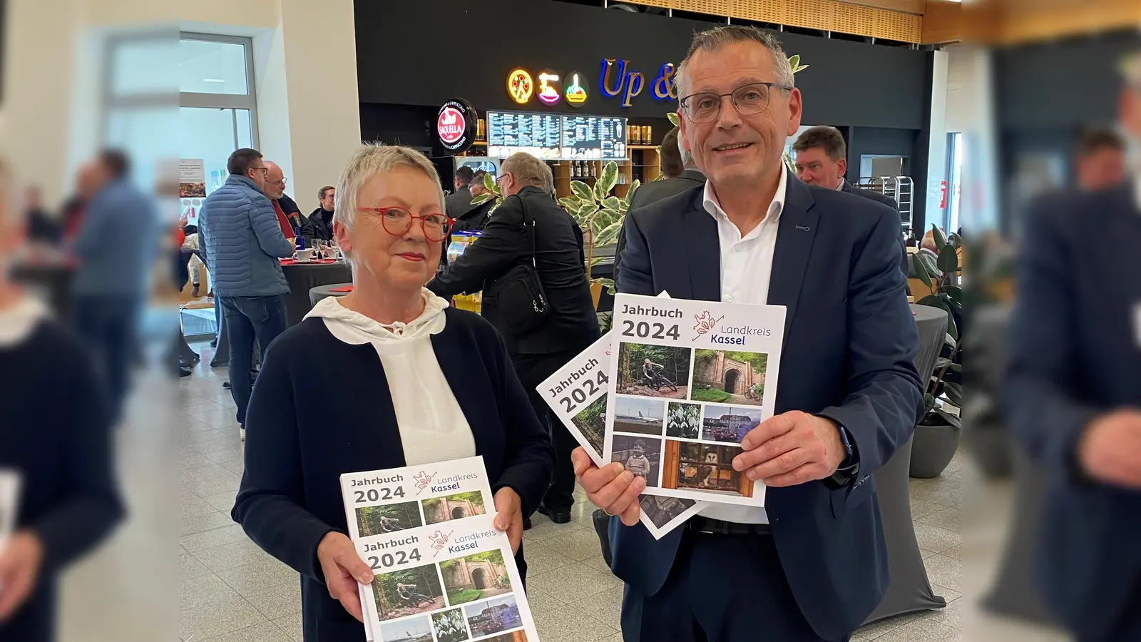 Landrat Andreas Siebert und Anne Riedel, Leiterin des Redaktionsteams, stellten das Jahrbuch 2024 vor.  (Foto: Landkreis Kassel)