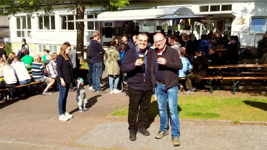 Holger Sprenger und Hubertus Kuhaupt auf dem Dorffest in Welda. (Foto: privat)
