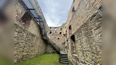 Eine Stahltreppe im Innenbereich der Burg führt zur Aussichtsplattform. (Foto: Julia Sürder)