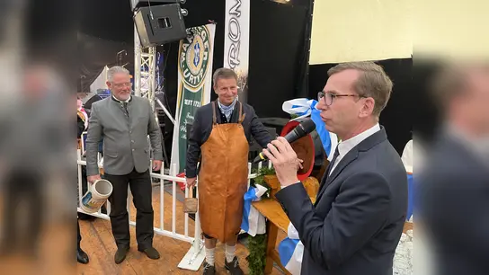 Bürgermeister Tobias Scherf (r.) mit Schirmherr Michael Stickeln und Brauerei-Geschäftsführer Michael Kohlschein. (Foto: Julia Sürder)