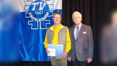 Nach mehreren erfolgten Ehrungen des Vereins wurde Walter Reimers (links) durch den stellvertretenden KSB-Vorsitzenden Jürgen Sienk auch vom Kreissportbund für seine großen Verdienste ausgezeichnet. (Foto: TV 87 Stadtoldendorf)