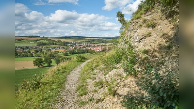 Der Rundwanderweg an den Eberschützer Klippen (im Hintergrund der namensgebende Ort Eberschütz) bietet zahlreiche schöne Aussichten ins Diemeltal. (Foto: Stefan Bönning)