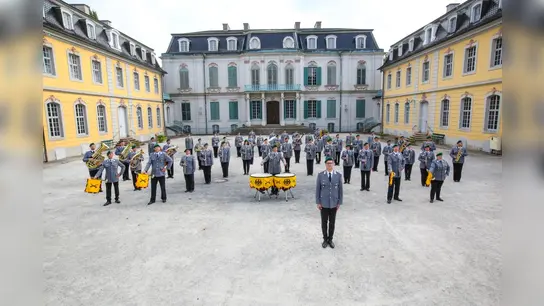 Das Heeresmusikkorps Kassel auf dem Geläände des Schlosses Wilhelmsthal. (Foto: Bundeswehr/Heeresmusikkorps Kassel)