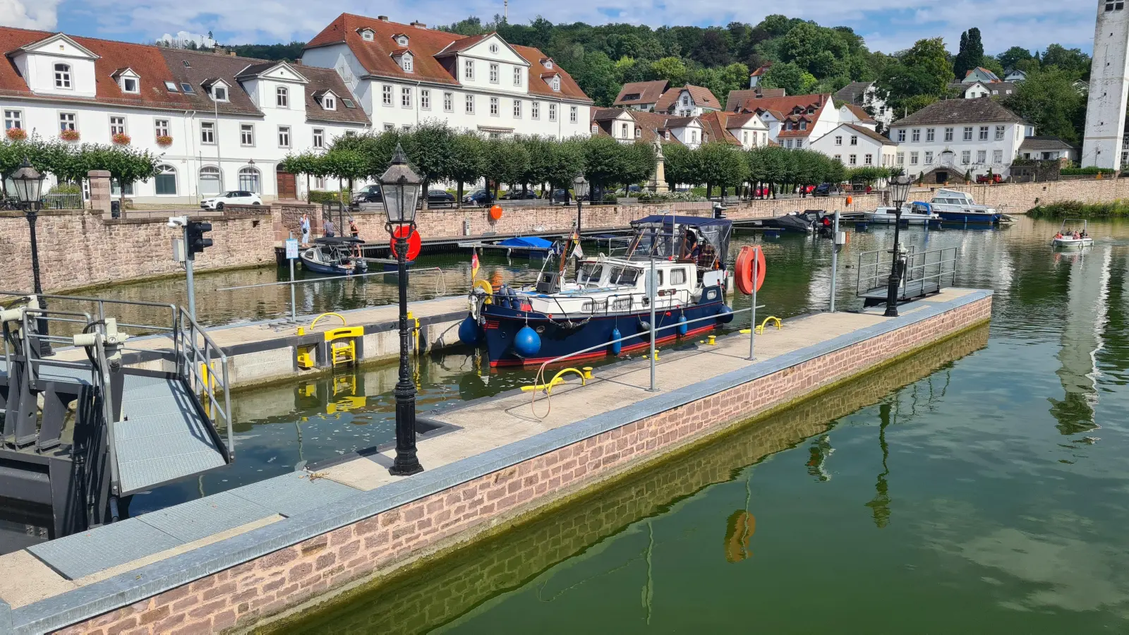 Startpunkt des Dreiländer-Panorama-Wegs: Bad Karlshafen mit dem restaurierten Hafenbecken. (Foto: Peter Vössing)