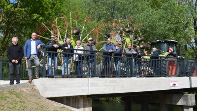 Beiläufige Prüfung der Statik: Die Verantwortlichen und Förderer versammelten sich auf der neuen Brücke über die Diemel. (Foto: Marc Otto)