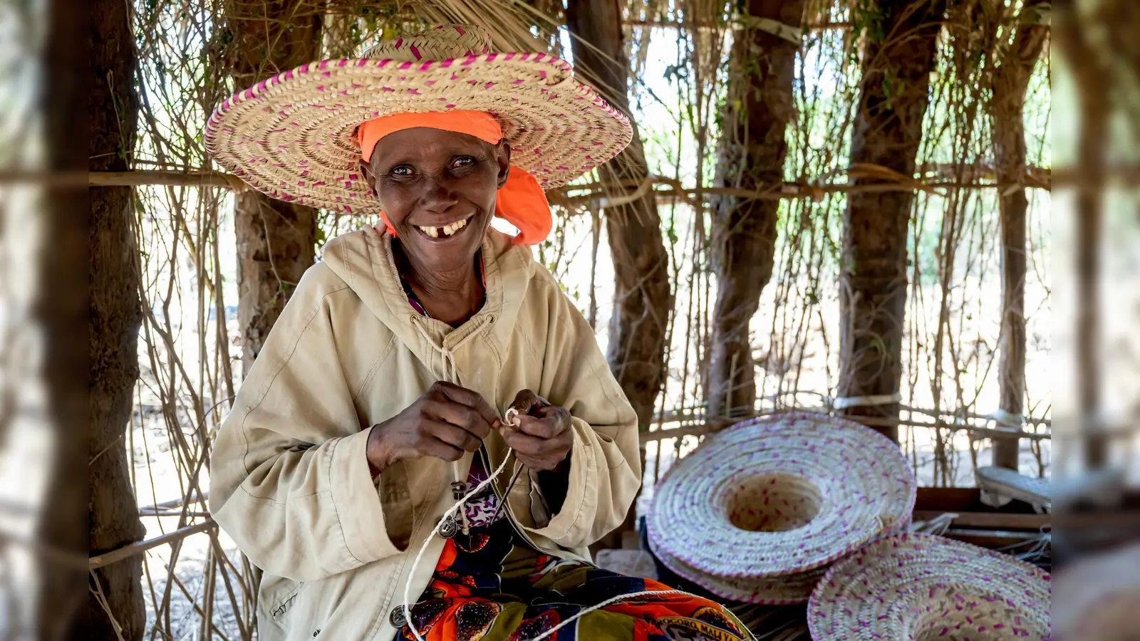Hadija Kimati (70) aus Tansania ist überglücklich: Nach der erfolgreichen Operation am Grauen Star kann sie wieder als Hutmacherin arbeiten und mit dem verdienten Geld ihre Familie versorgen. (Foto: CBM/argum/Thomas Einberger)